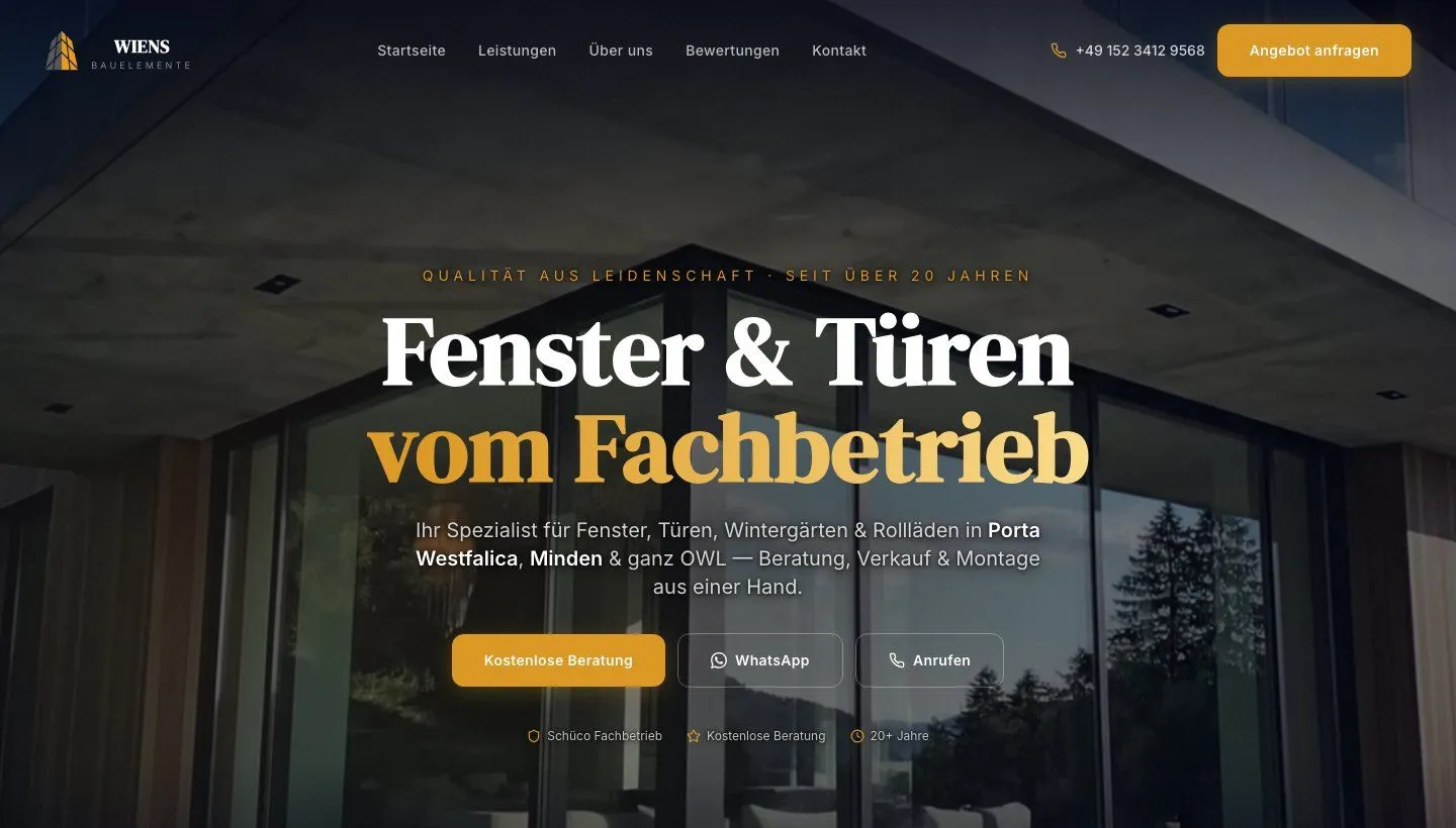 Startseite von Wiens Bauelemente mit großer Headline Fenster und Türen vom Fachbetrieb vor einer Glasfassade