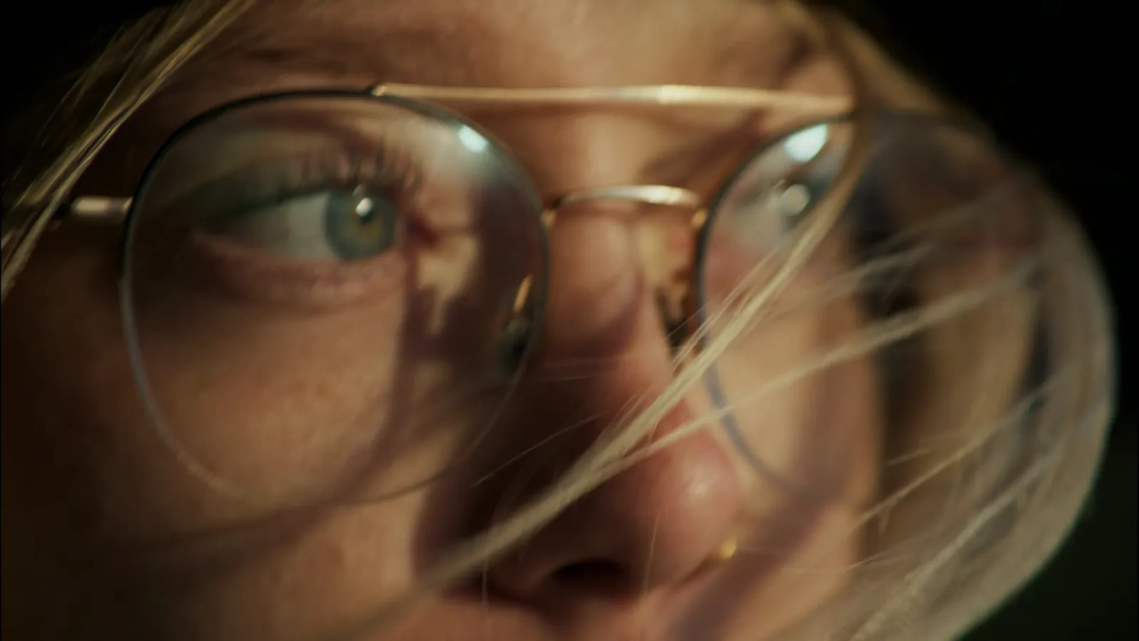 Nahaufnahme der Augen einer Brillenträgerin
