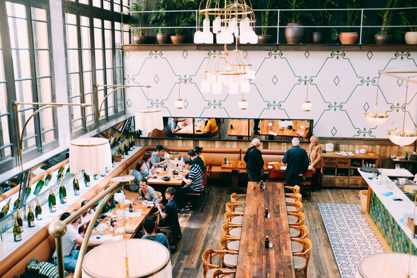 Blick in die Weinbar mit langem Tisch