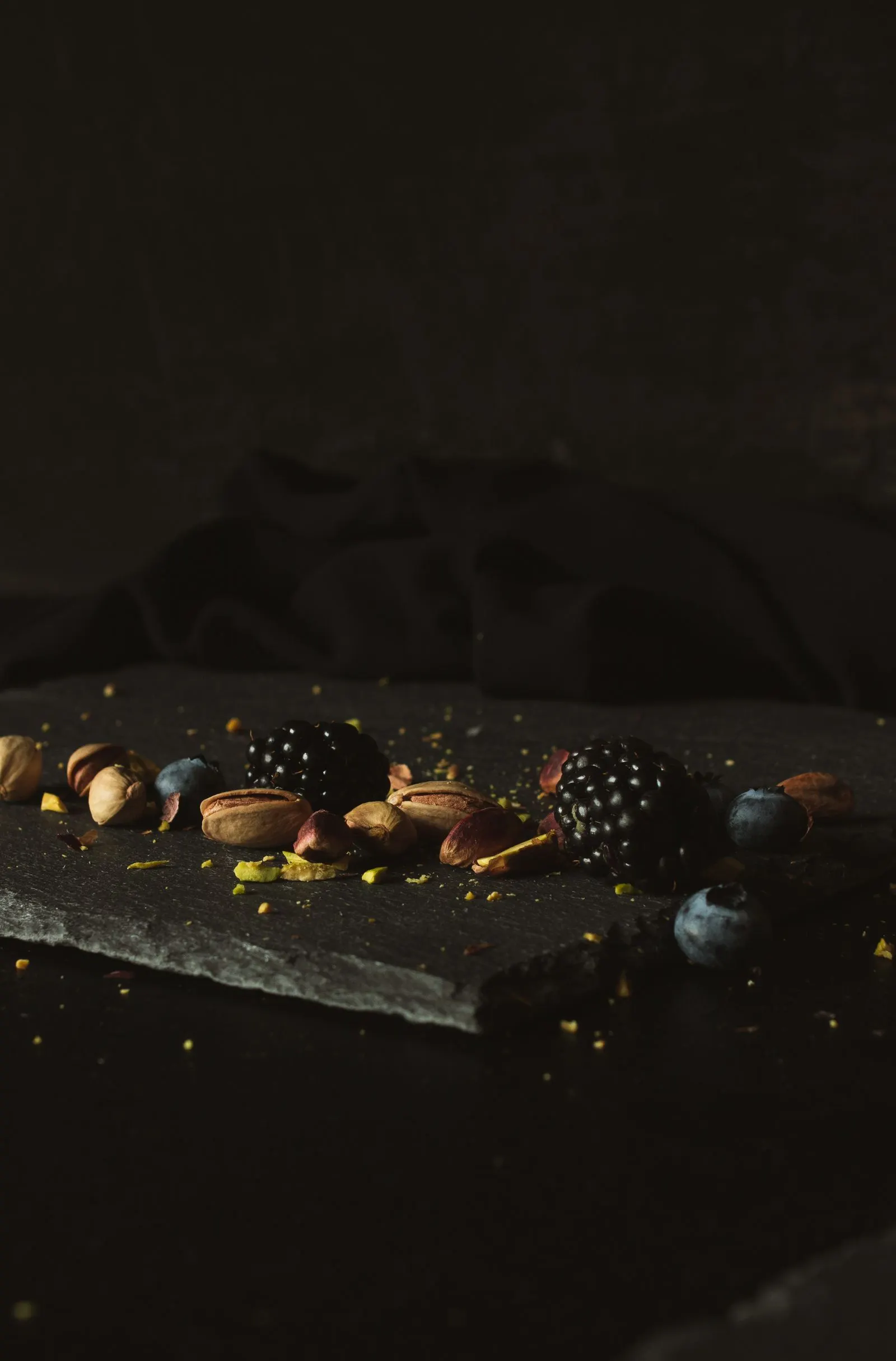 Dessert mit Beeren auf Schieferplatte