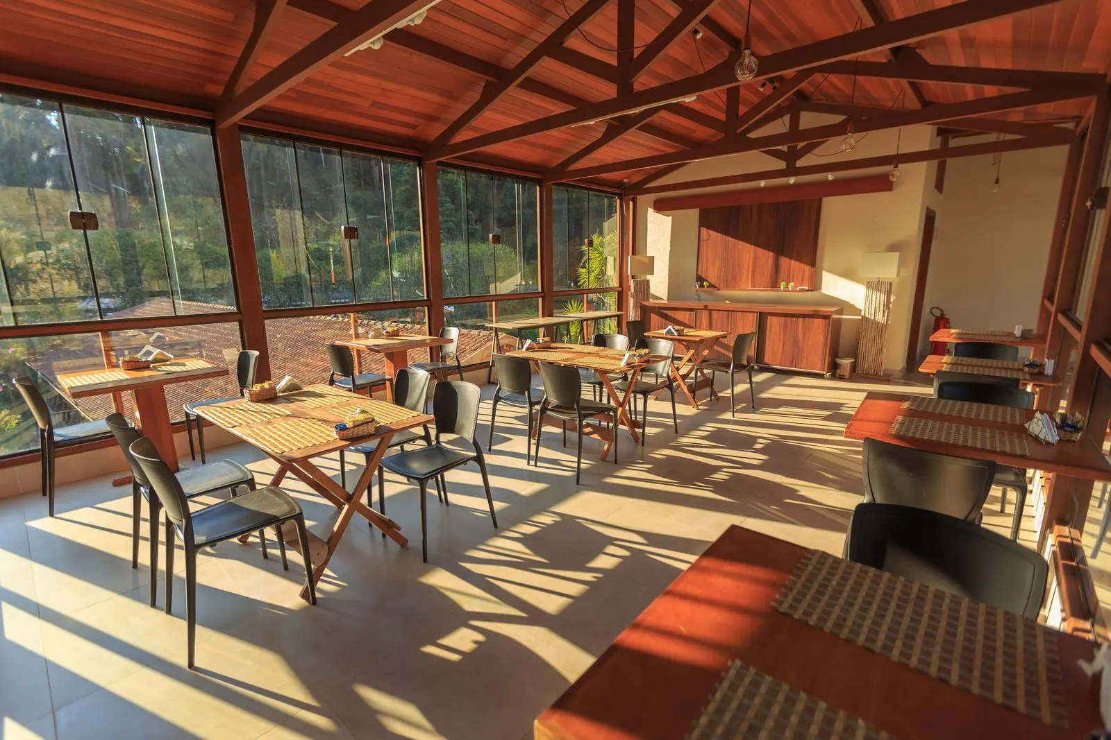 Sonnendurchflutete Terrasse mit gedeckten Tischen