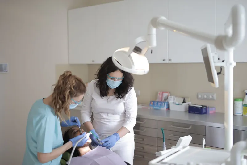 Behandlung im modernen Behandlungszimmer