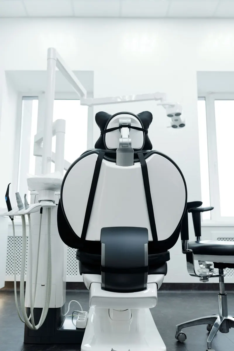 Behandlungsstuhl in einem hellen Behandlungszimmer