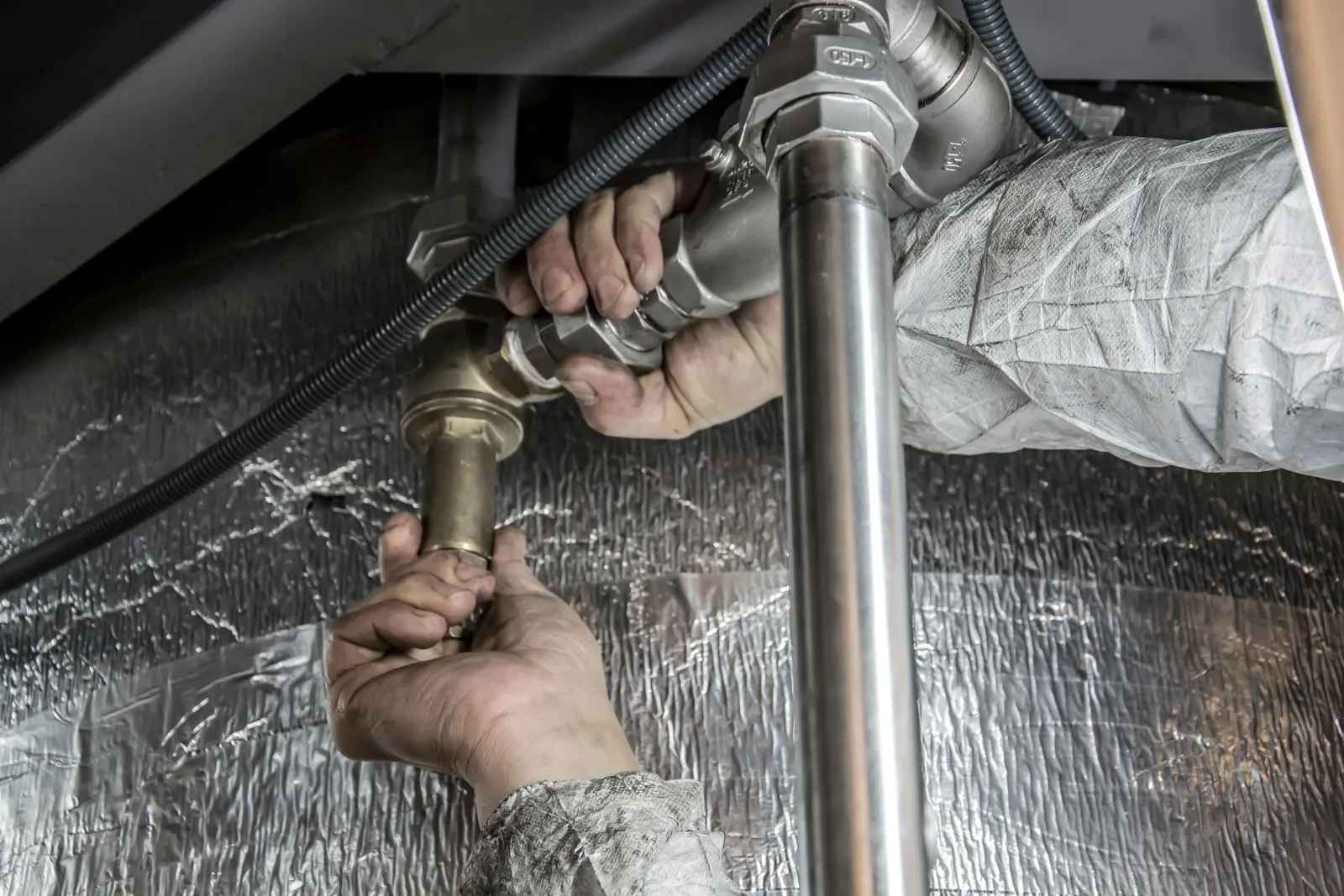 Installateur montiert Rohrleitungen